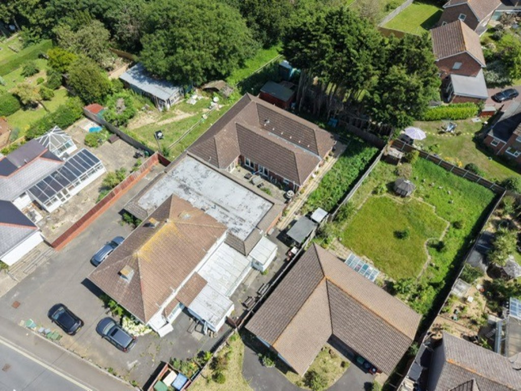 Lot: 172 - SUBSTANTIAL FREEHOLD 22-BEDROOM FORMER CARE HOME WITH POTENTIAL - Alternate shot from above